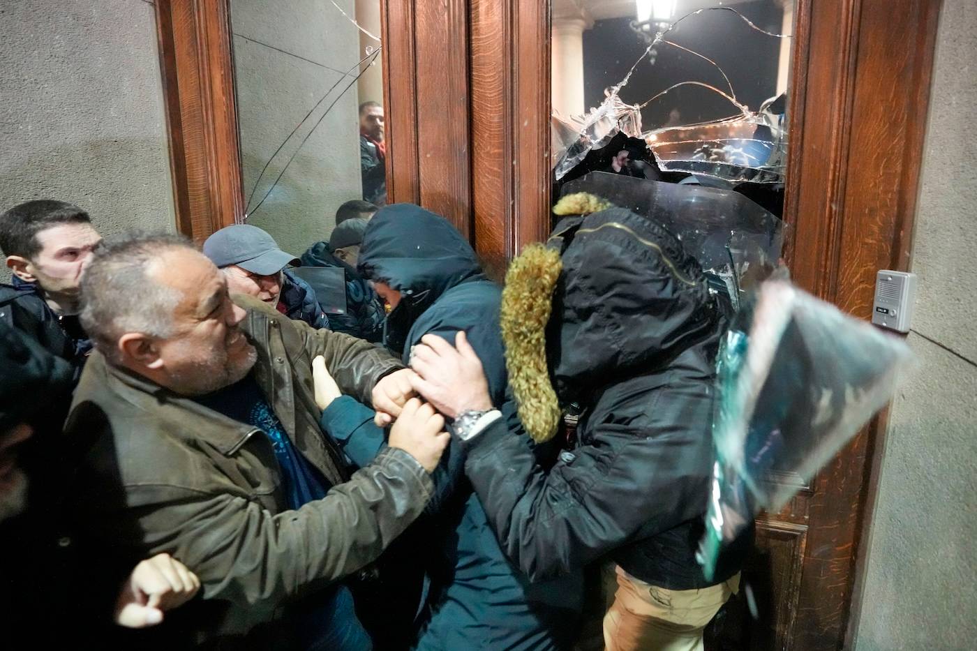 Привърженици на опозицията се опитват да проникнат в сградата ан градската администрация в Белград
